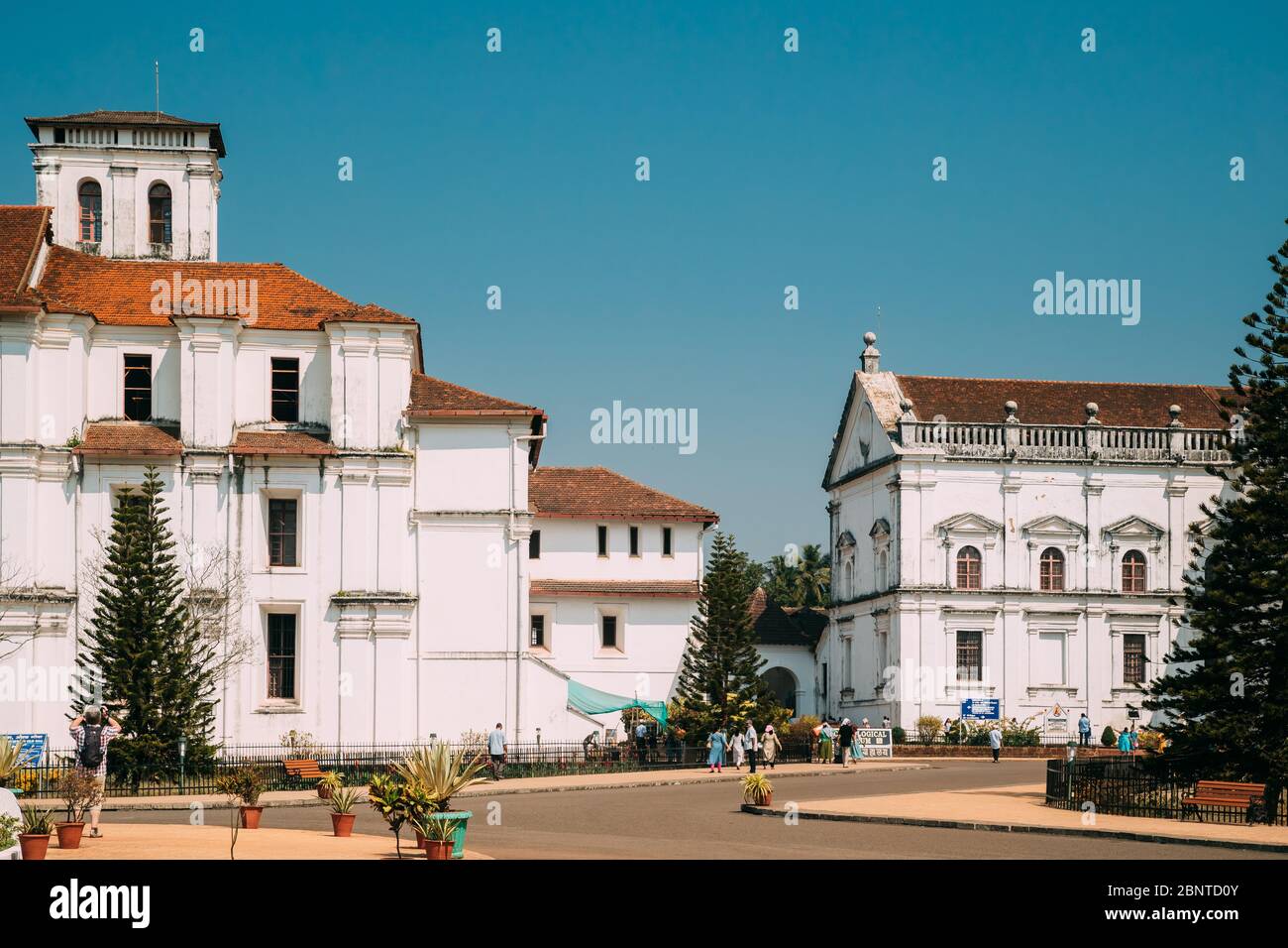 Old Goa, Inde - 19 février 2020: Les gens touristes marchant près de l'église catholique Saint François d'Assise et le Sé Catedral de Santa Catarina, connu Banque D'Images