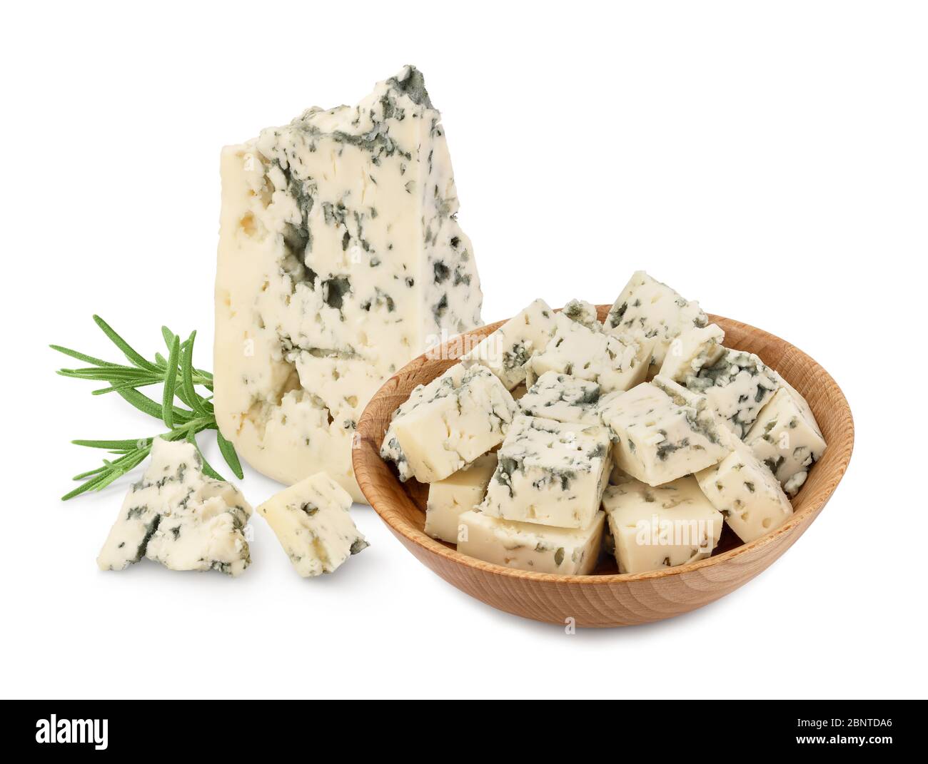 Fromage bleu coupé en dés dans un bol en bois isolé sur fond blanc avec chemin de découpe et profondeur de champ complète Banque D'Images