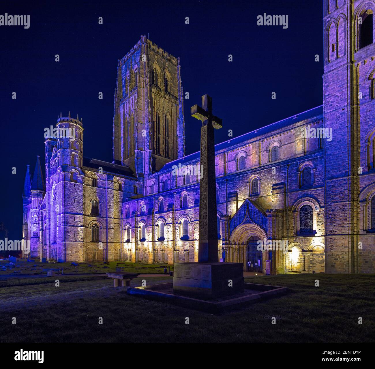 La cathédrale de Durham a illuminé le 15 mai 2020 en bleu la nuit pour célébrer le NHS Covid19 Key Workers, Durham City, comté de Durham, Angleterre, Royaume-Uni Banque D'Images
