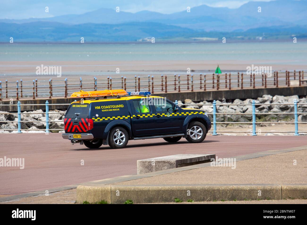 Morecambe, Lancashire, Royaume-Uni. 16 mai 2020. HM Coastguard véhicule de l'équipe de recherche et de sauvetage sur la promenade de Morecambe avec les South Lakeland Fells dans le contexte crédit: PN News/Alay Live News Banque D'Images