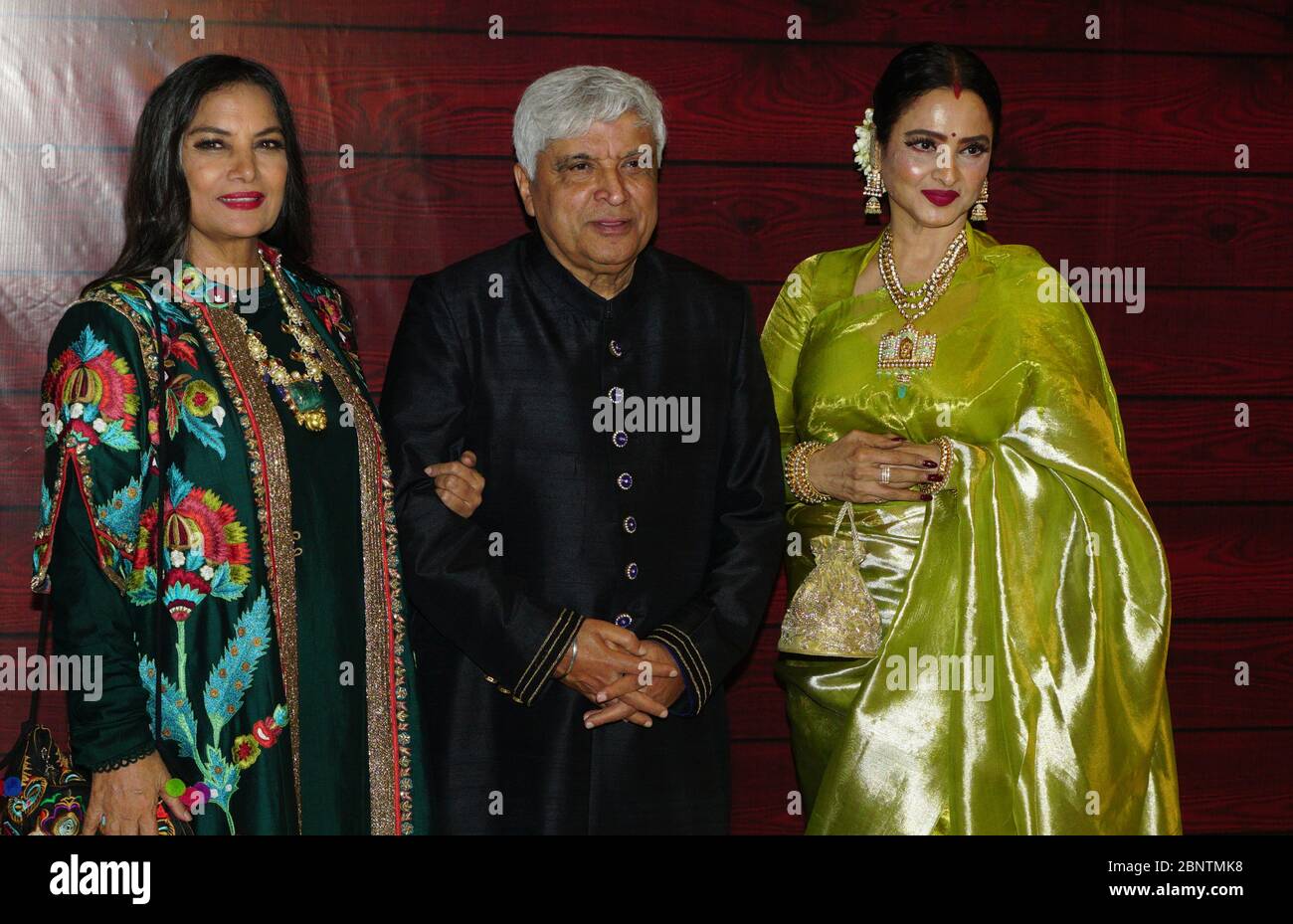 MUMBAI, INDE - JANVIER 17 : Shabana Azmi, Javed Akhtar et Rekha lors de la célébration du 75e anniversaire de Javed Akhtar le 17 janvier 2020 à Mumbai, Ind Banque D'Images