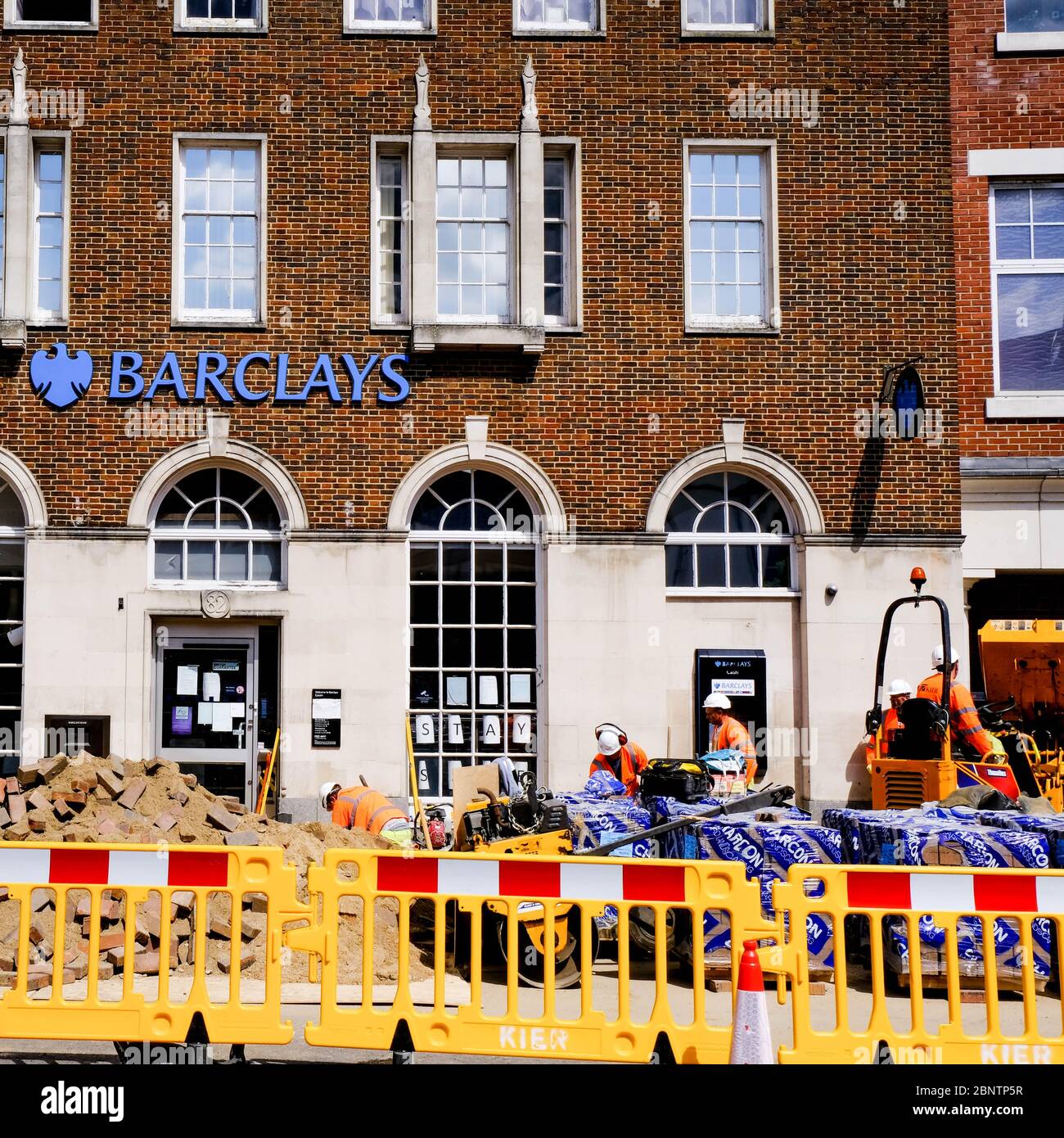Les travailleurs de la construction retournent travailler à l'extérieur de la Barclays Bank dans le sud de Londres pendant le programme de verrouillage du coronavirus Banque D'Images