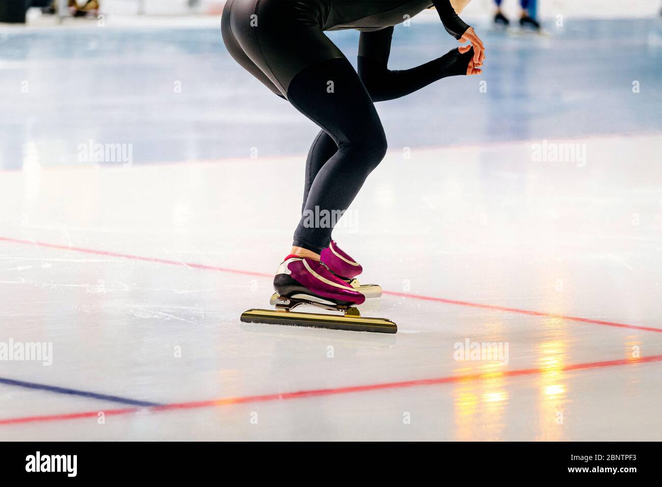 athlète de patinage de vitesse arrière sur la ligne de départ de la compétition de patinage de vitesse Banque D'Images