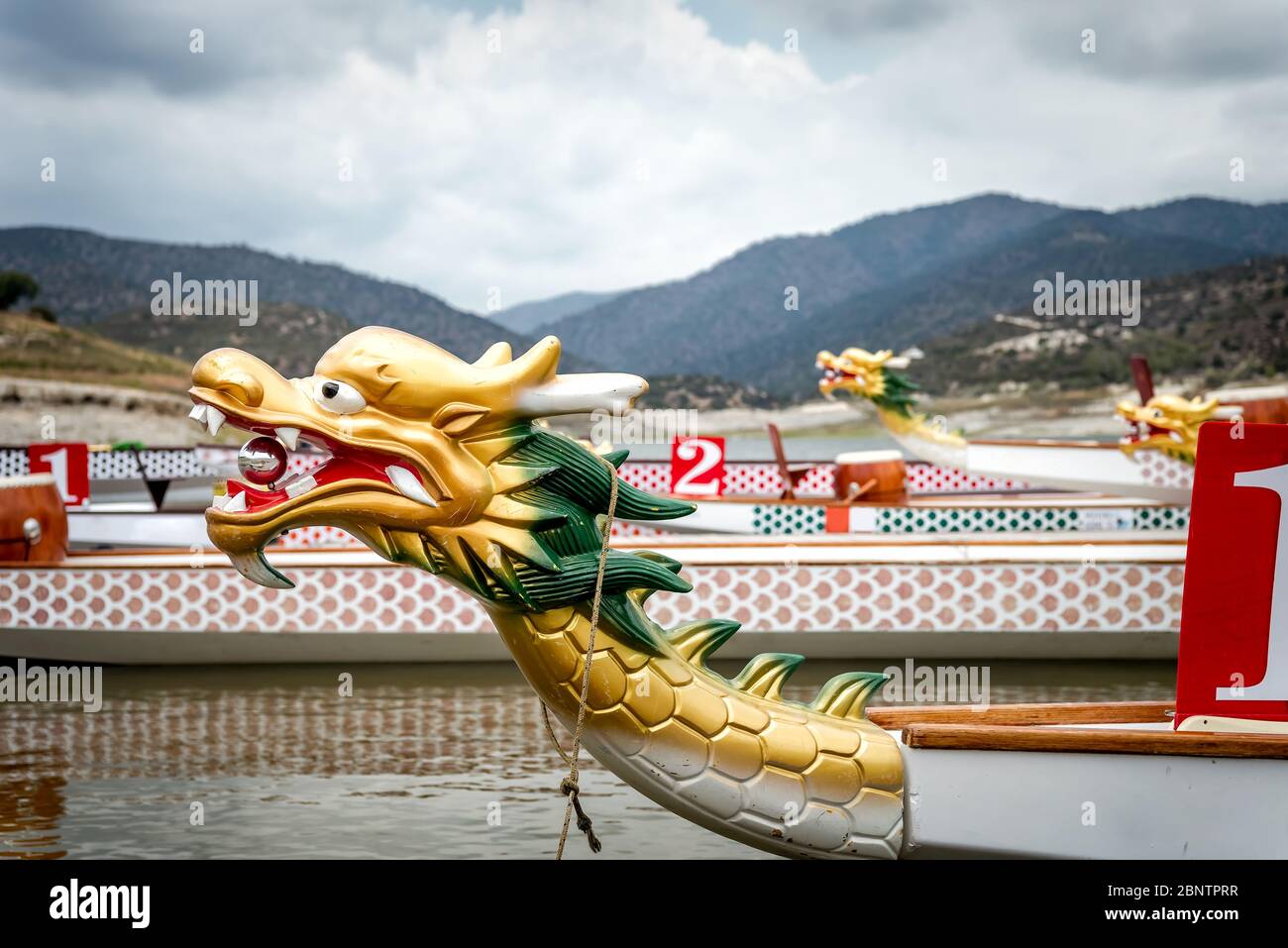 Gros plan d'un bateau-dragon sur la rivière Banque D'Images