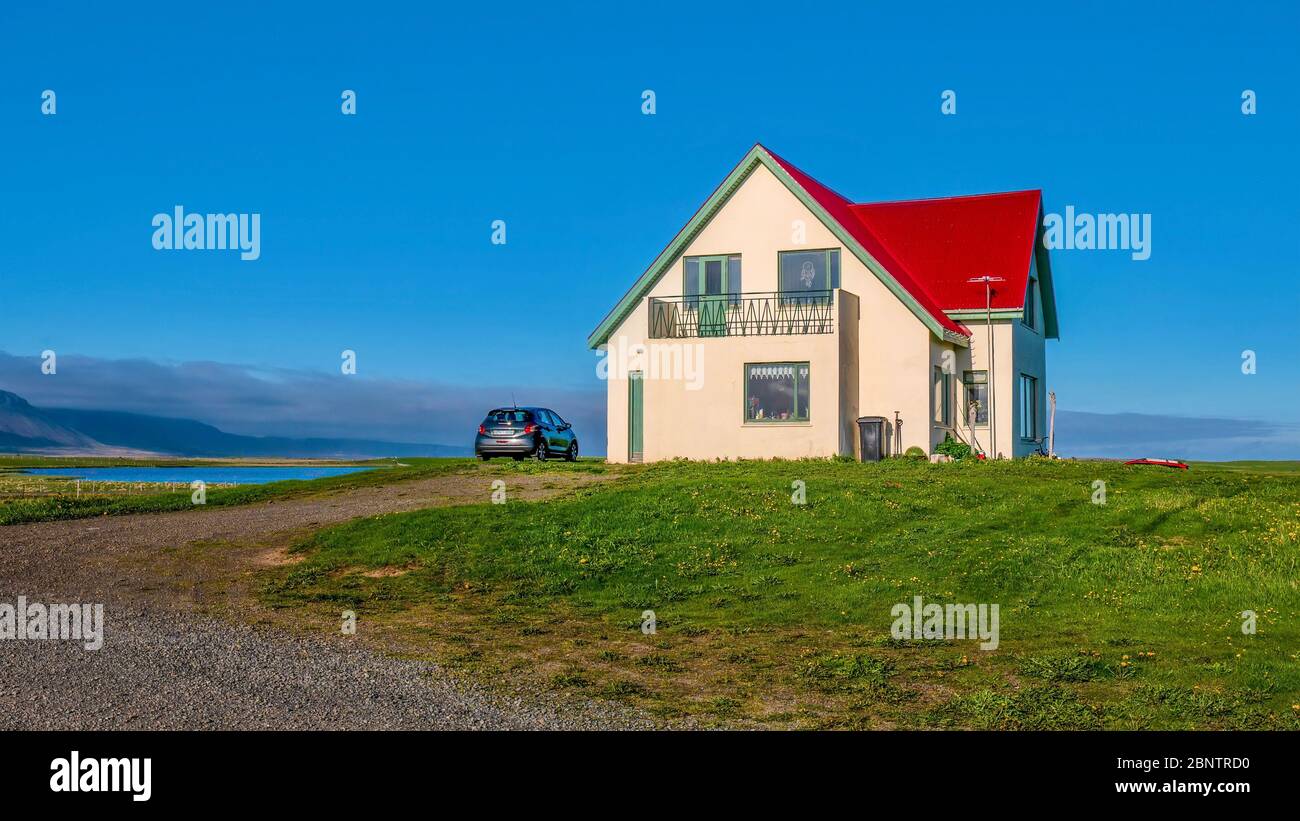 Vue sur la rue d'une maison islandaise pittoresque dans la campagne ouest de l'Islande, avec des couleurs vives et un espace de copie. Banque D'Images