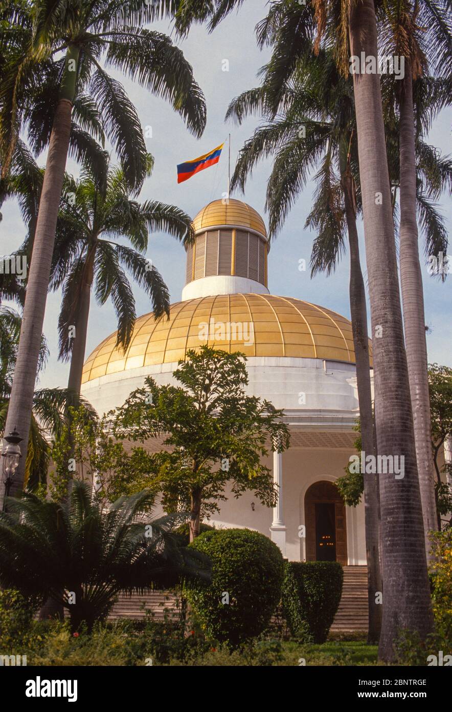 CARACAS, VENEZUELA, OCTOBRE 1992 - Capitolio, Palacio Federal Legislativo, bâtiment du Congrès national de la Plaza Bolivar. Banque D'Images