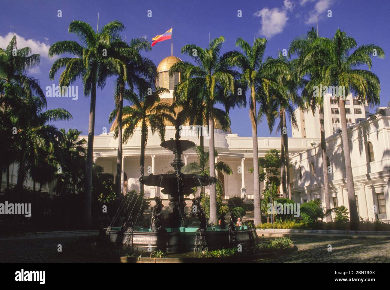 CARACAS, VENEZUELA, OCTOBRE 1992 - Capitolio, Palacio Federal Legislativo, bâtiment du Congrès national de la Plaza Bolivar. Banque D'Images