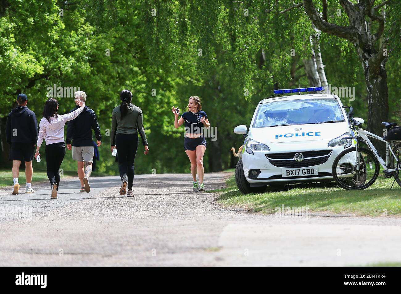 Sutton Park, Birmingham, Royaume-Uni. 16 mai 2020. Une patrouille de police garde un œil vigilant sur les personnes se rassemblant illégalement à Sutton Park, Birmingham. Crédit : Peter Lophan/Alay Live News Banque D'Images