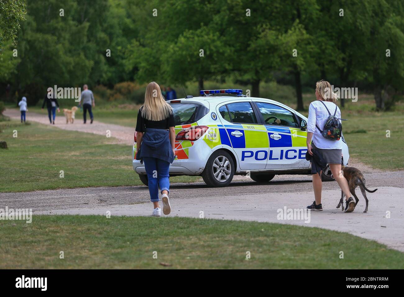 Sutton Park, Birmingham, Royaume-Uni. 16 mai 2020. Une patrouille de police garde un œil vigilant sur les personnes se rassemblant illégalement à Sutton Park, Birmingham. Crédit : Peter Lophan/Alay Live News Banque D'Images