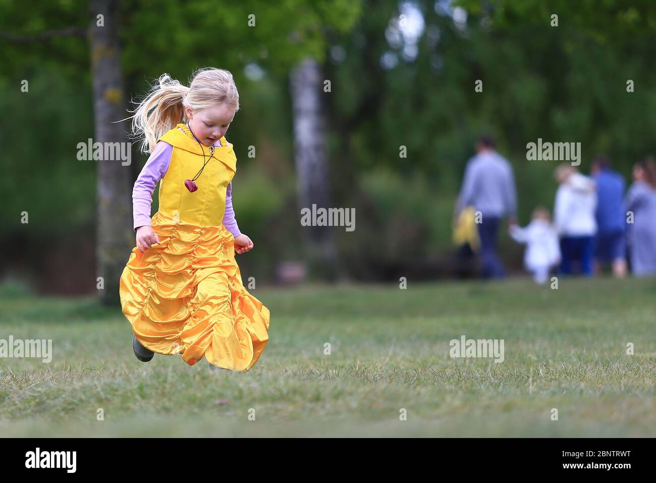 Sutton Park, Birmingham, Royaume-Uni. 16 mai 2020. Francesca, 4 ans, est joueuse dans son costume de Sutton Park, Birmingham. Crédit : Peter Lophan/Alay Live News Banque D'Images