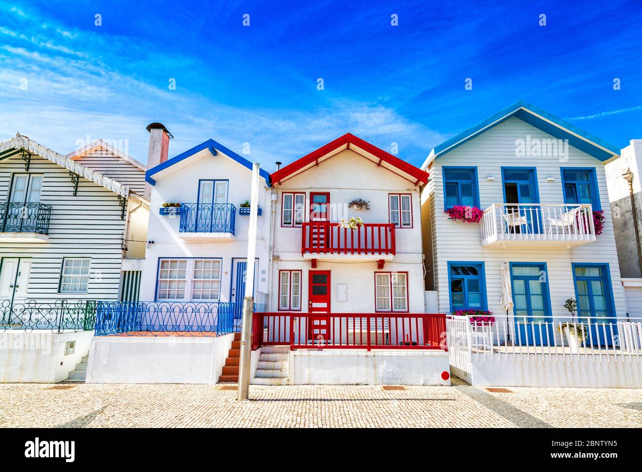 Costa Nova, Portugal: Maisons rayées colorées appelées Palheiros situé dans la station balnéaire sur la côte atlantique près d'Aveiro. Banque D'Images