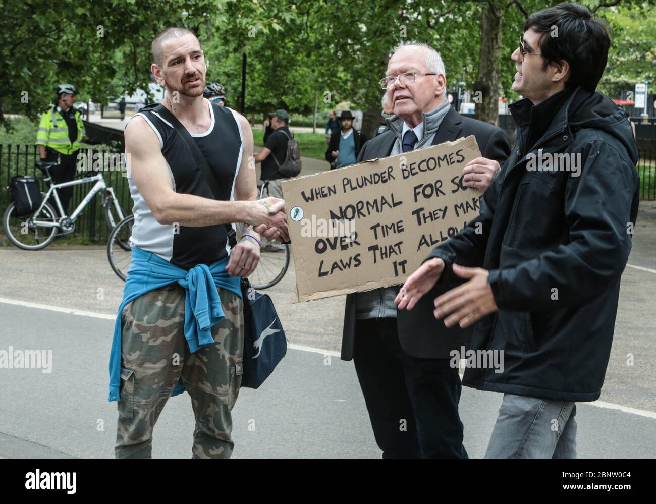 Londres Royaume-Uni 16 mai 2020 ignorer les distances sociales ces deux manifestants ont embrassé sans se faire des mains de étrangers, montrant un manque total de distance sociale, tandis que la forte présence de la police à Londres Hyde Park a empêché le rassemblement de masse prévu par le mouvement de la liberté du Royaume-Uni avec un prospectus disant : Nous disons non à la loi sur le coronavirus, non aux vaccins obligatoires, non à la nouvelle norme et non au verrouillage illégal.'et ils encouragent les gens à « faire partie de la plus grande réunion de masse depuis le verrouillage » et à être pique-niques et de la musique.Paul Quezada-Neiman.Alay Live News Banque D'Images