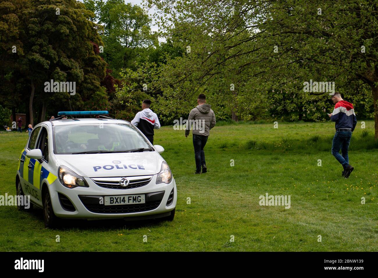 Un véhicule de police surveille le parc Highbury à Birmingham, après l'introduction de mesures pour faire sortir le pays de son isolement. Banque D'Images