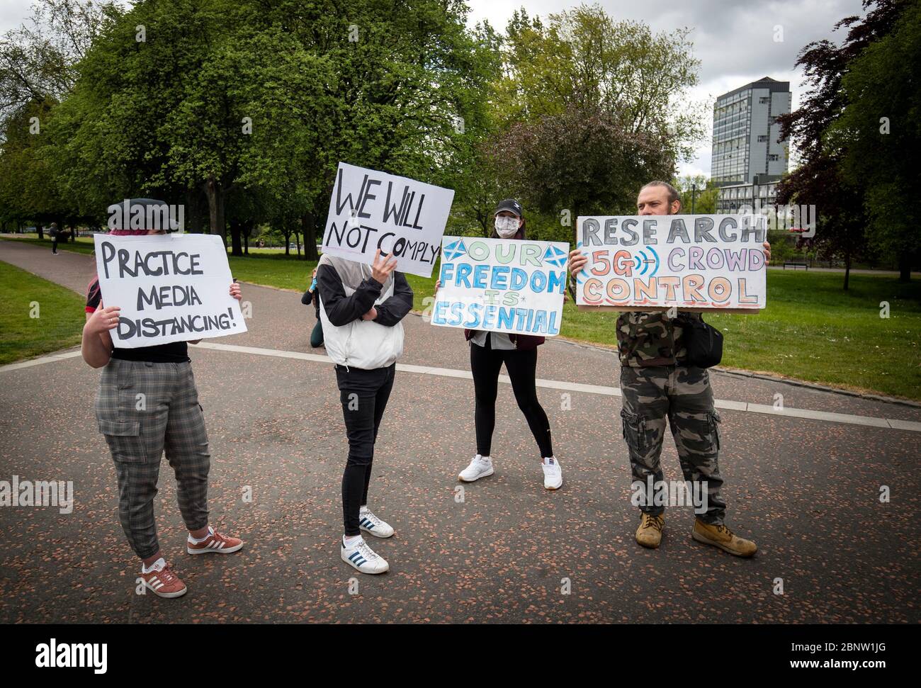 Les membres du public se réunissent à Glasgow Green dans le cadre de rassemblements qui ont lieu ce week-end à travers le Royaume-Uni contre les restrictions de pandémie du coronavirus après l'introduction de mesures pour faire sortir le pays du confinement. Banque D'Images