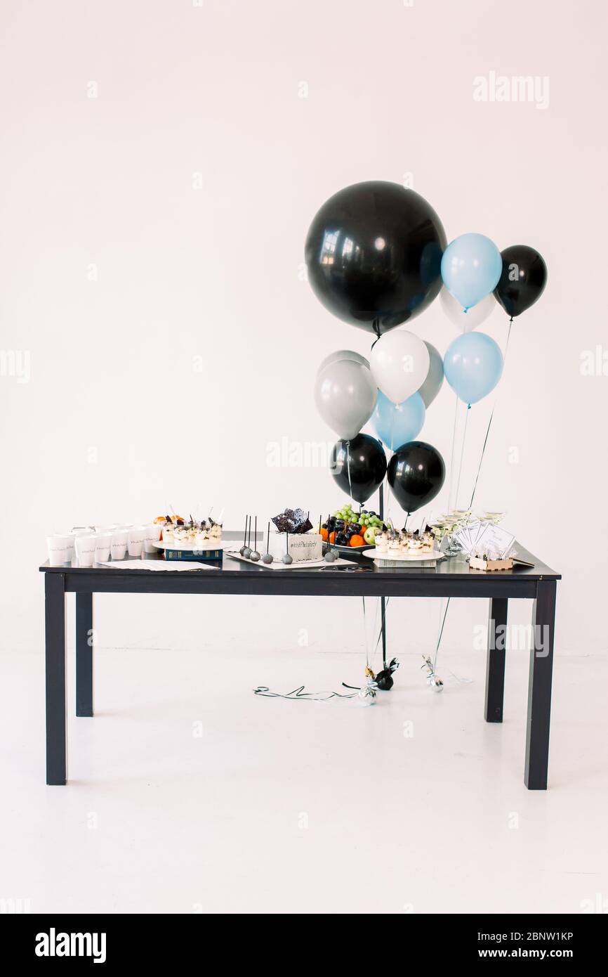 Decorations Pour Fetes Beaucoup De Ballons Bleu Noir Et Blanc Couleurs Decoration D Anniversaire Noire Et Blanche Table Noire Avec Plein De Photo Stock Alamy