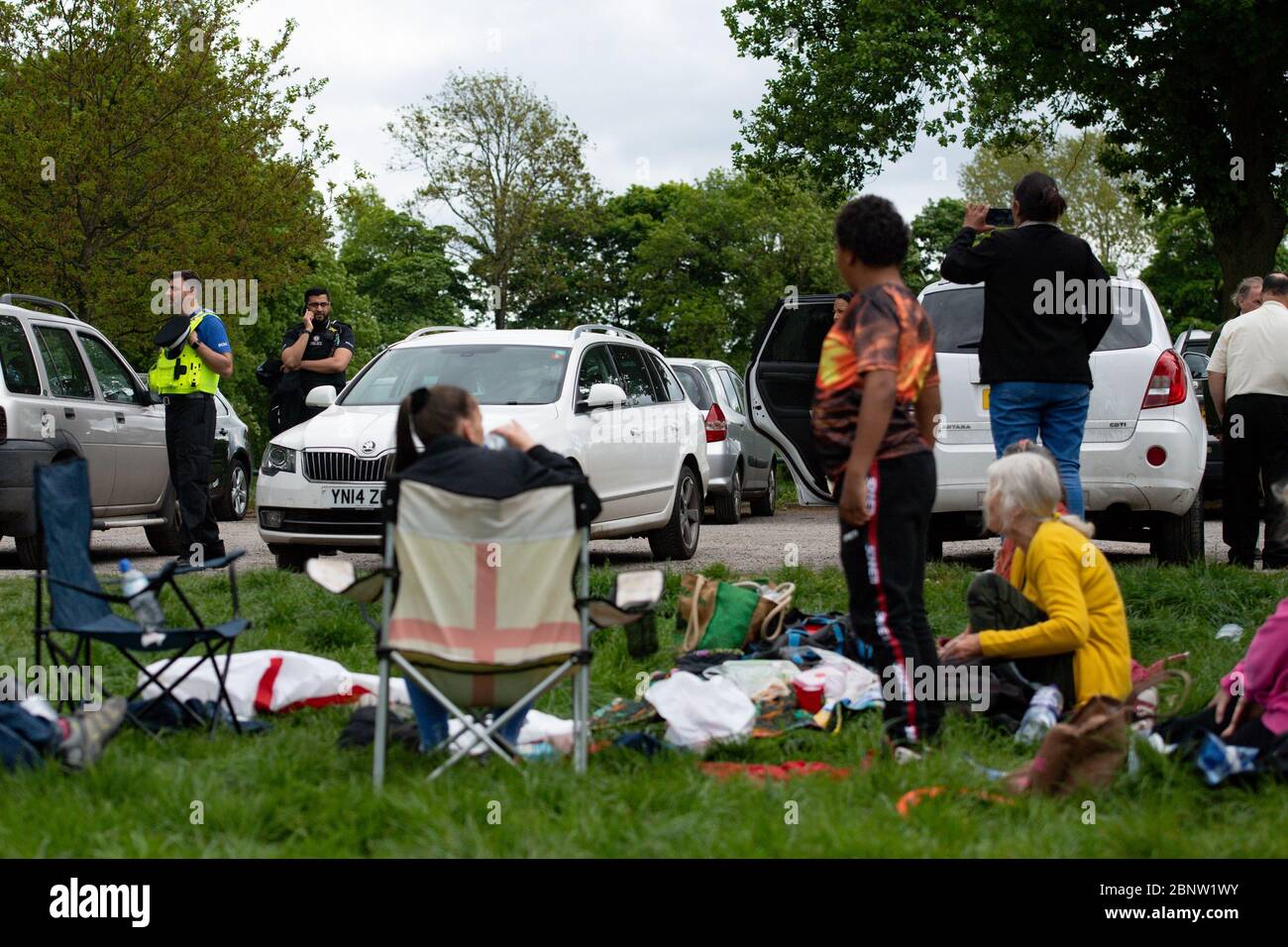 La police surveille un rassemblement de personnes au parc Highbury à Birmingham, après l'introduction de mesures pour faire sortir le pays de son isolement. Banque D'Images