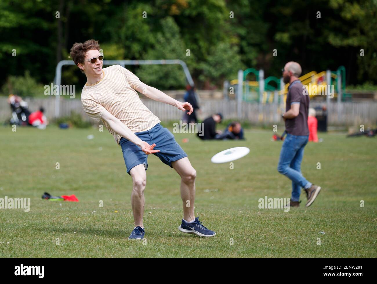 Un homme joue avec un Frisbee à Endcliffe Park, Sheffield, après l'introduction de mesures pour sortir le pays du confinement. Banque D'Images