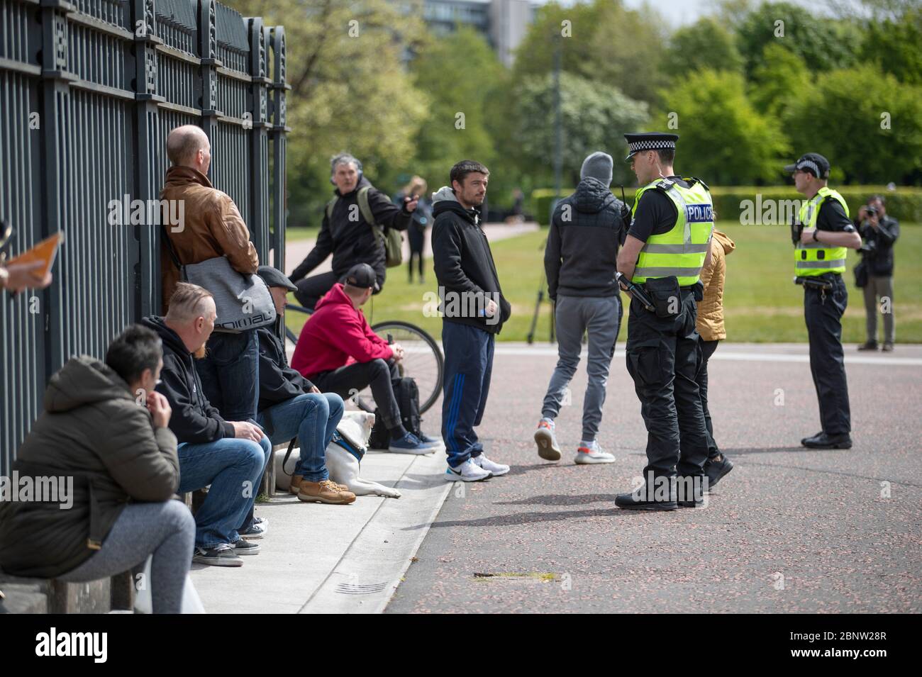 La patrouille de police Glasgow Green, où les membres du public se sont réunis, dans le cadre de rassemblements qui ont lieu ce week-end à travers le Royaume-Uni contre les restrictions de pandémie du coronavirus après l'introduction de mesures pour faire sortir le pays de son isolement. Banque D'Images