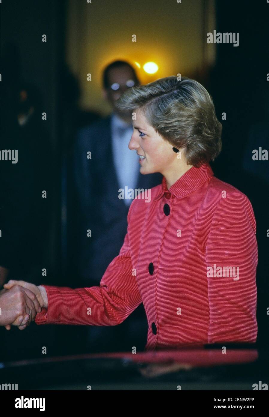 Diana Princess of Wales portant un manteau de veste en velours côtelé rouge rose, Angleterre, Royaume-Uni. 1989 Banque D'Images