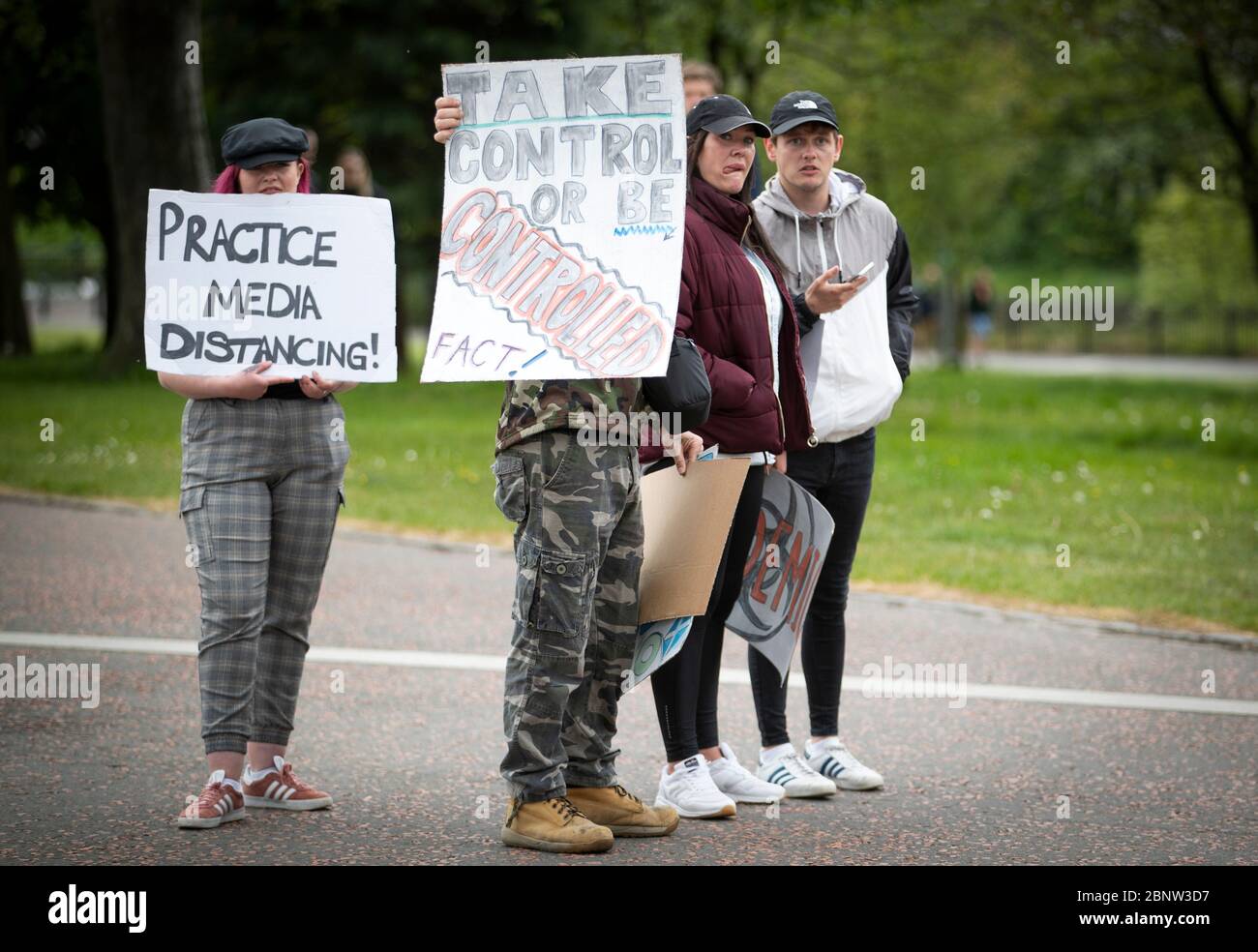 Des membres du public se réunissent à Glasgow Green pour protester contre les restrictions de l'isolement du coronavirus. Banque D'Images