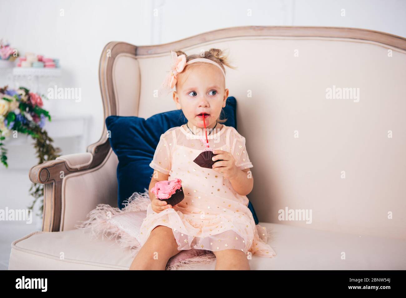 Belle Fille Jouant Avec Cupcake Bebe D Anniversaire Modele Heureux Petite Fille Avec Gateau Enfance Une Petite Fille Dans Une Belle Robe Mange Un Gateau Photo Stock Alamy