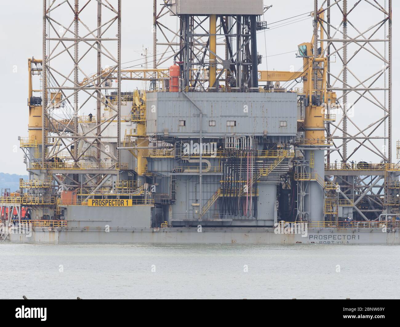 Sheerness, Kent, Royaume-Uni. 16 mai 2020. L'énorme engin de forage de gros plan « prospecteur 1 » a été remorqué cet après-midi dans le port de Sheerness, dans le Kent. L'engin de forage sera mis en place pendant environ 6 mois. Il sera rejoint par un autre engin « prospecteur 5 » en août. Le prospecteur 1 fait partie de la flotte de forage Borr et a été construit en 2013 pour un coût d'environ 200 millions de dollars. Sa hauteur est de presque 775ft. Crédit : James Bell/Alay Live News Banque D'Images