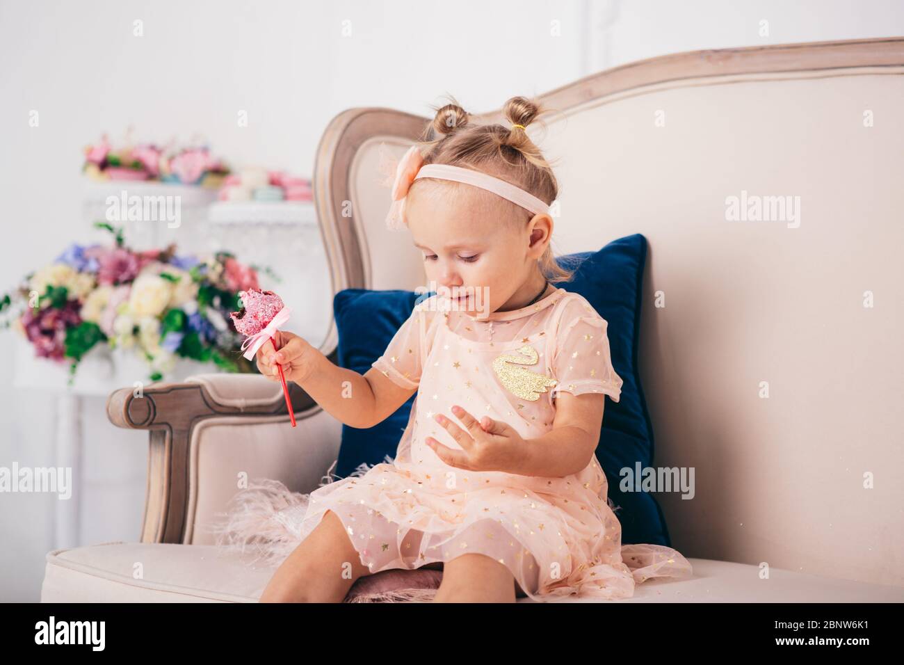 Belle Fille Jouant Avec Cupcake Bebe D Anniversaire Modele Heureux Petite Fille Avec Gateau Enfance Une Petite Fille Dans Une Belle Robe Mange Un Gateau Photo Stock Alamy Belle Fille Jouant Avec Cupcake Bebe D Anniversaire Modele Heureux Petite Fille Avec Gateau Enfance Une Petite Fille Dans Une Belle Robe Mange Un Gateau Photo Stock Alamy