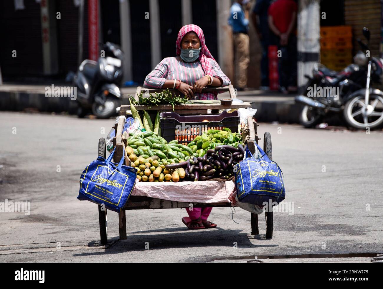 Guwahati, Inde. 16 mai 2020. Un fournisseur attend des clients, en dehors d'une zone de confinement de la zone de Bazar fantaisie, pendant le confinement de COVID-19, à Guwahati, Assam, Inde, le samedi 16 mai 2020. Crédit : David Talukdar/Alay Live News Banque D'Images