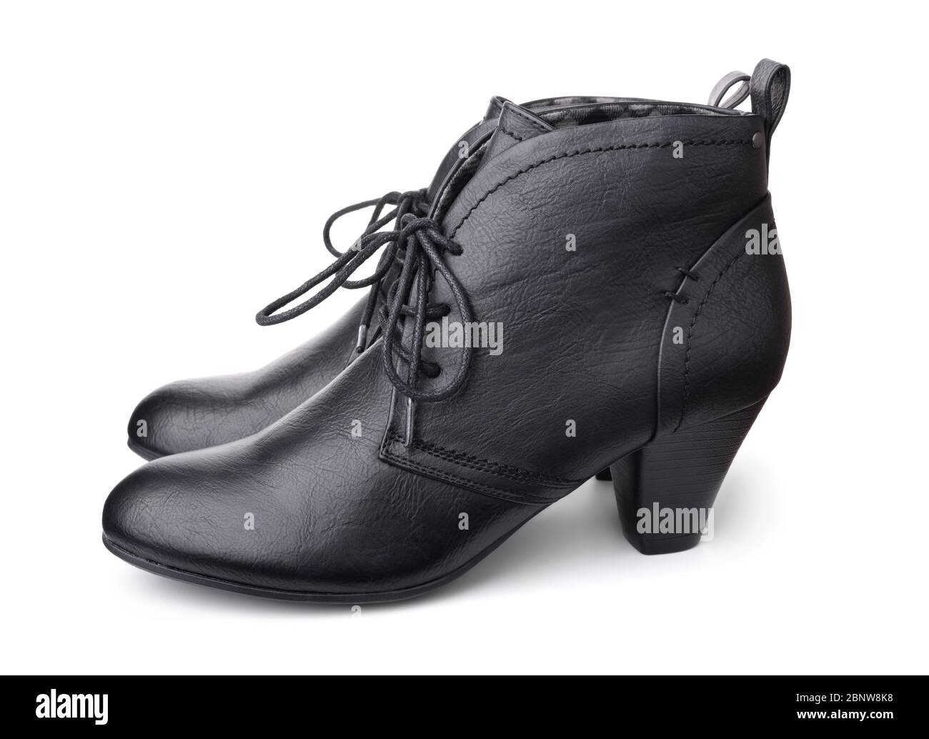 Vue latérale des chaussures en cuir noir pour femmes isolées sur du blanc Banque D'Images
