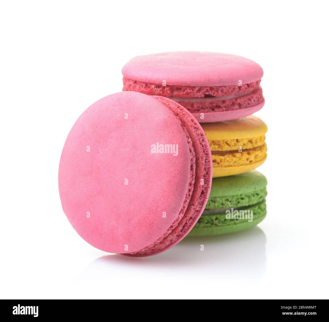 Pile de macarons colorés isolés sur blanc Banque D'Images
