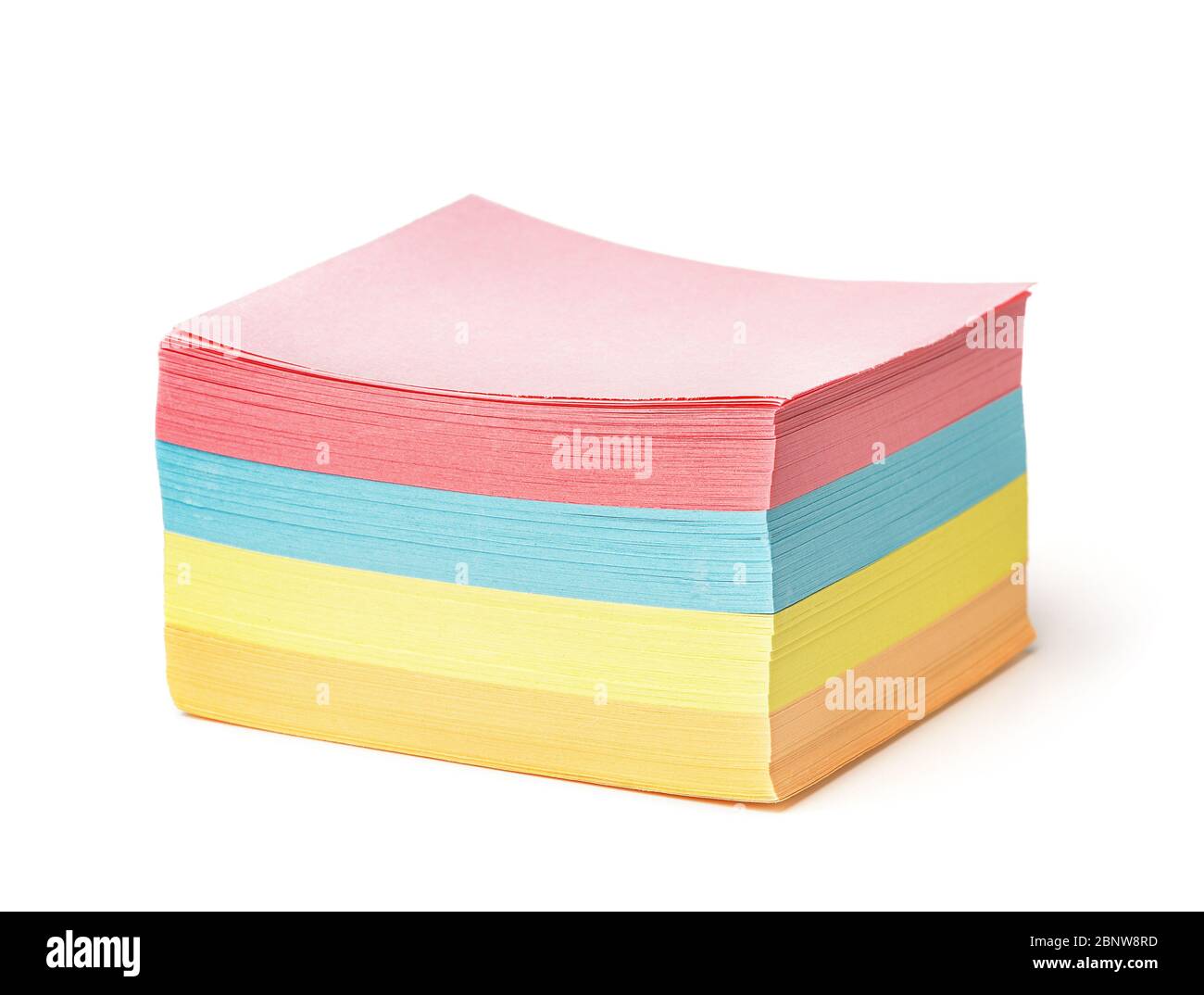 Pile de papier vierge à notes carrées multicolores isolée sur blanc Banque D'Images