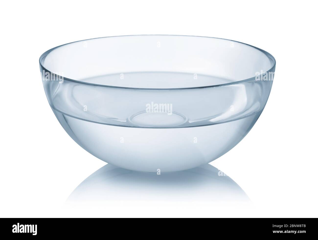 Bol en verre rempli d'eau claire isolée sur blanc Banque D'Images