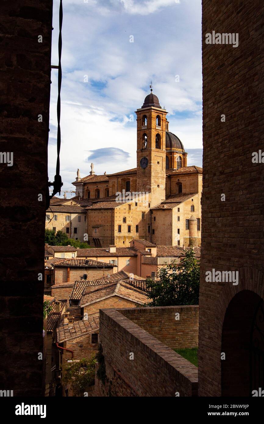 Panorama d'Urbino, ville de réincarnation dans la région italienne des Marches Cathédrale catholique église de S.Maria Assunta. Concept de tourisme Banque D'Images