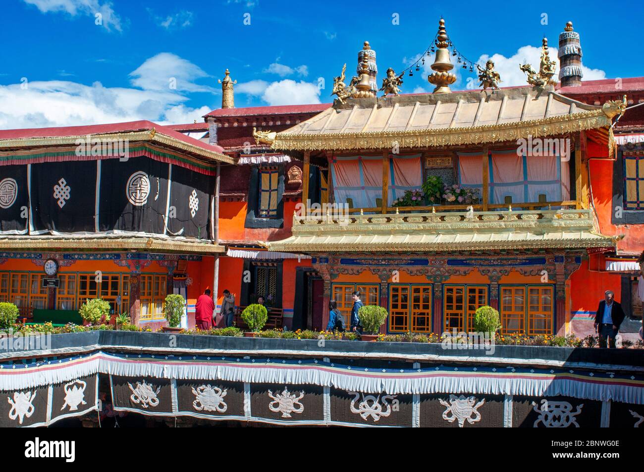 Gros plan du toit de Temple Jokhang. Au milieu de la célèbre roue du dharma et cerfs. Dans la partie inférieure de petites statues de Bouddha. L'art bouddhiste. Banque D'Images