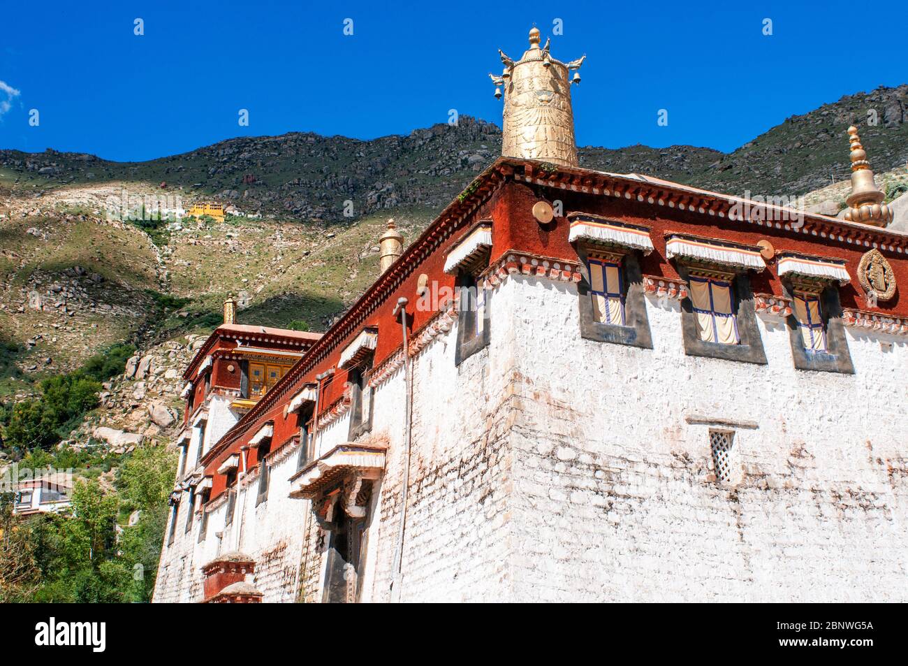 Monastère de sera, Lhassa, Tibet. Les débats entre moines sur les doctrines du bouddhisme tibétain. Le monastère sera est l'une des trois grandes universités de Gelug mon Banque D'Images