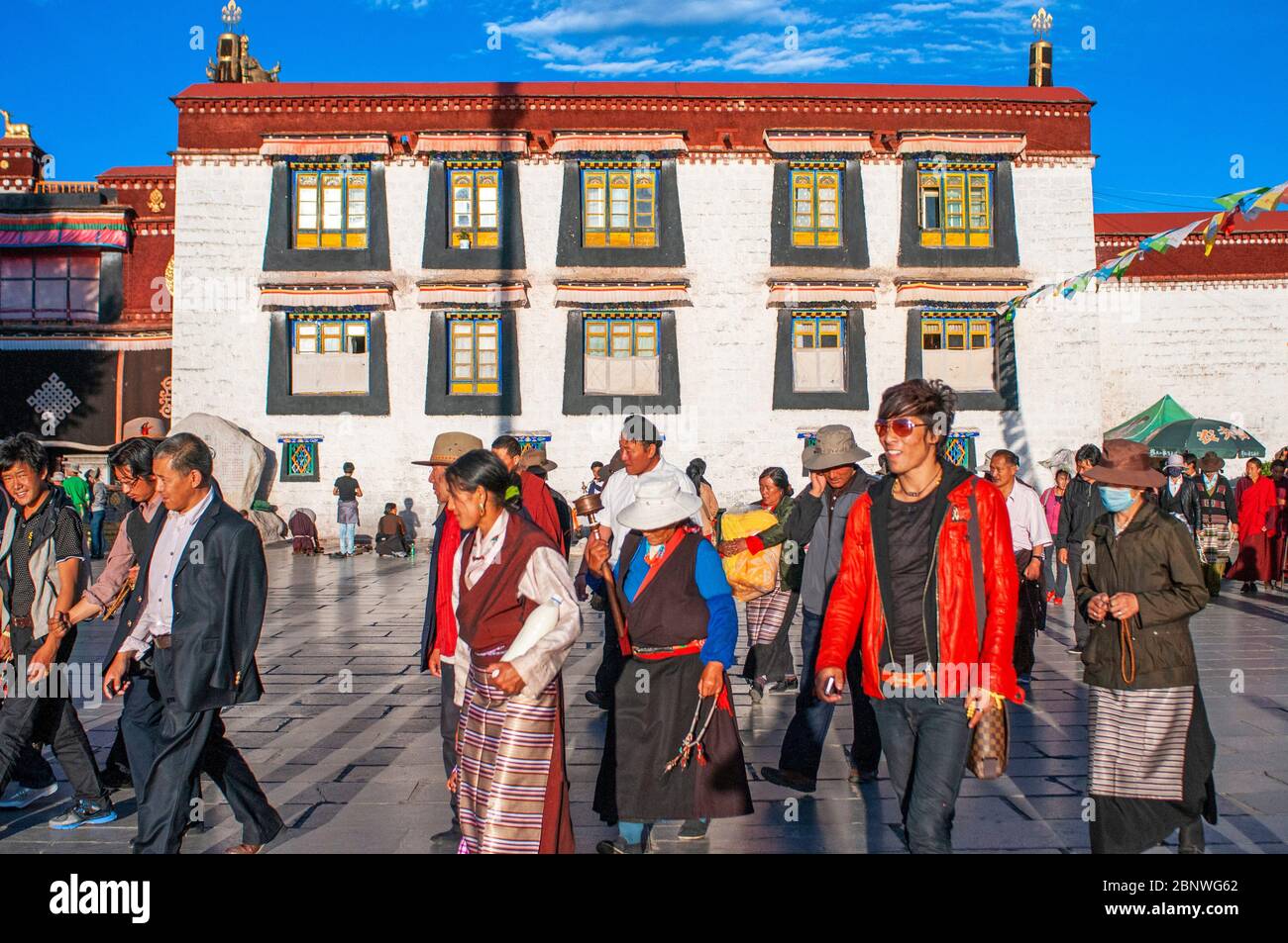 Les adeptes bouddhistes tibétains font le tour de Kora dans le sens des aiguilles d'une montre autour du temple de Jokhang, Lhassa Tibet. Place Barkhor au coeur de la vieille ville de Lhassa Banque D'Images