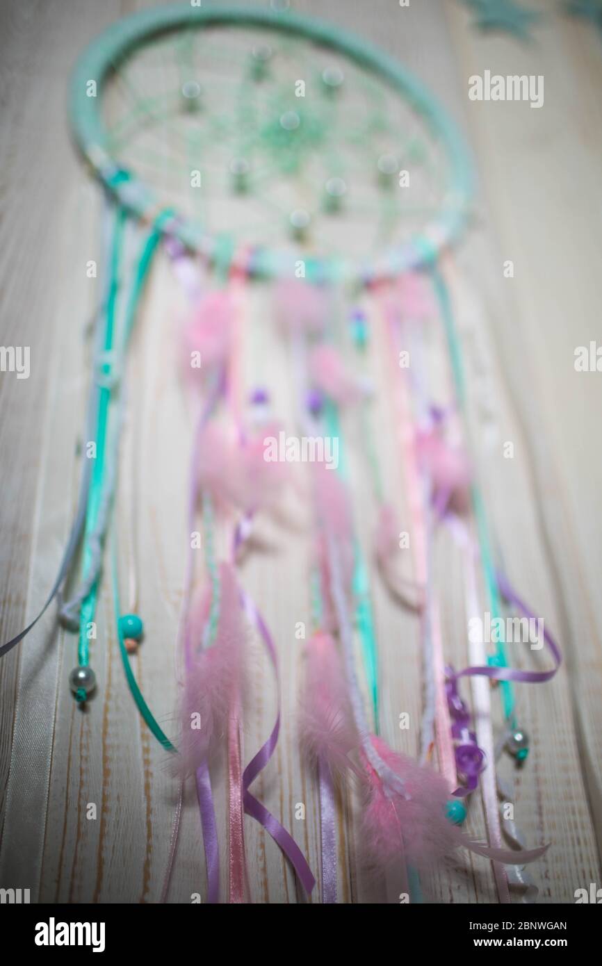Dreamcatcher en arrière-plan rose et abstrait bokeh Banque D'Images