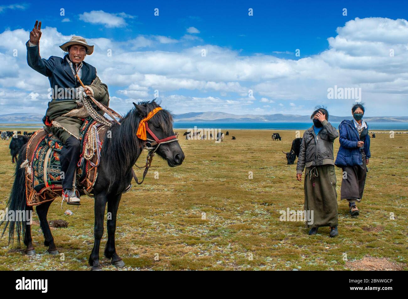 Bergers locaux dans le lac Namtso ou le lac Nam tso au Tibet en Chine. Le lac Nam TSO est le deuxième plus grand lac du Tibet, et l'un des endroits les plus célèbres Banque D'Images