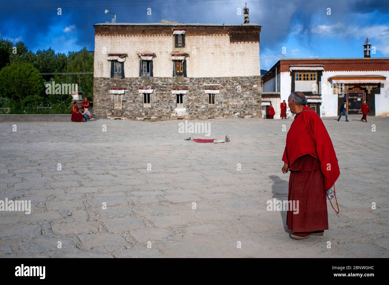 Moines au monastère de Tashi Lhunpo à Shigatse Tibet en Chine. Le temple de TashiLhunpo était le siège traditionnel du Panchen Lama fondé en 1447 par le premier Banque D'Images