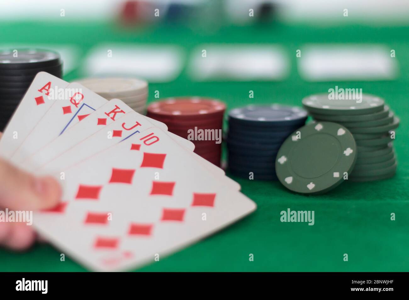 Joueur de poker tenant main de poker gagnante, flush royale Banque D'Images