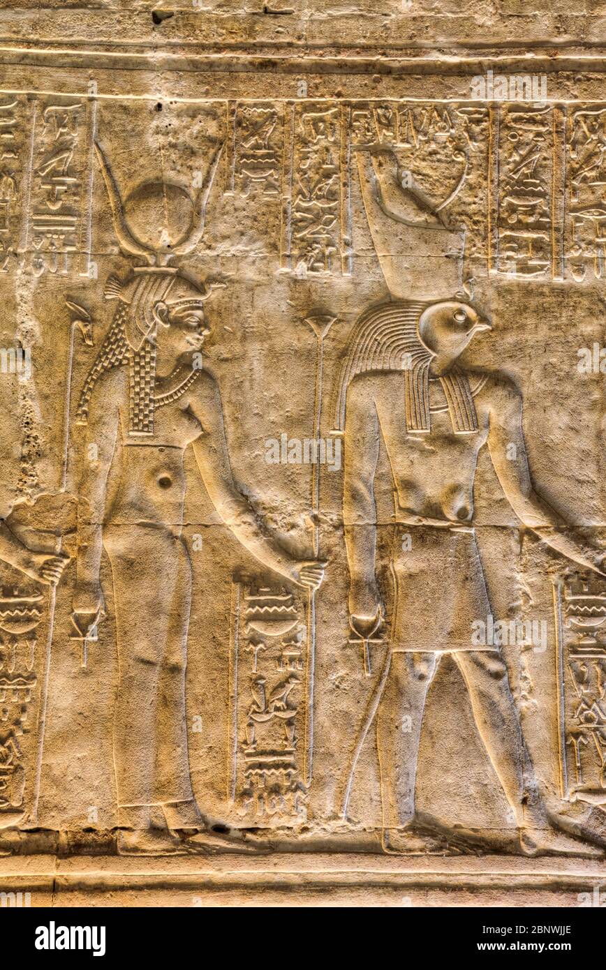 Déesse Hathor (à gauche), Dieu Horus (à droite), bas-reliefs, Sanctuaire d'Horus, Temple d'Horus, Edfu, Égypte Banque D'Images