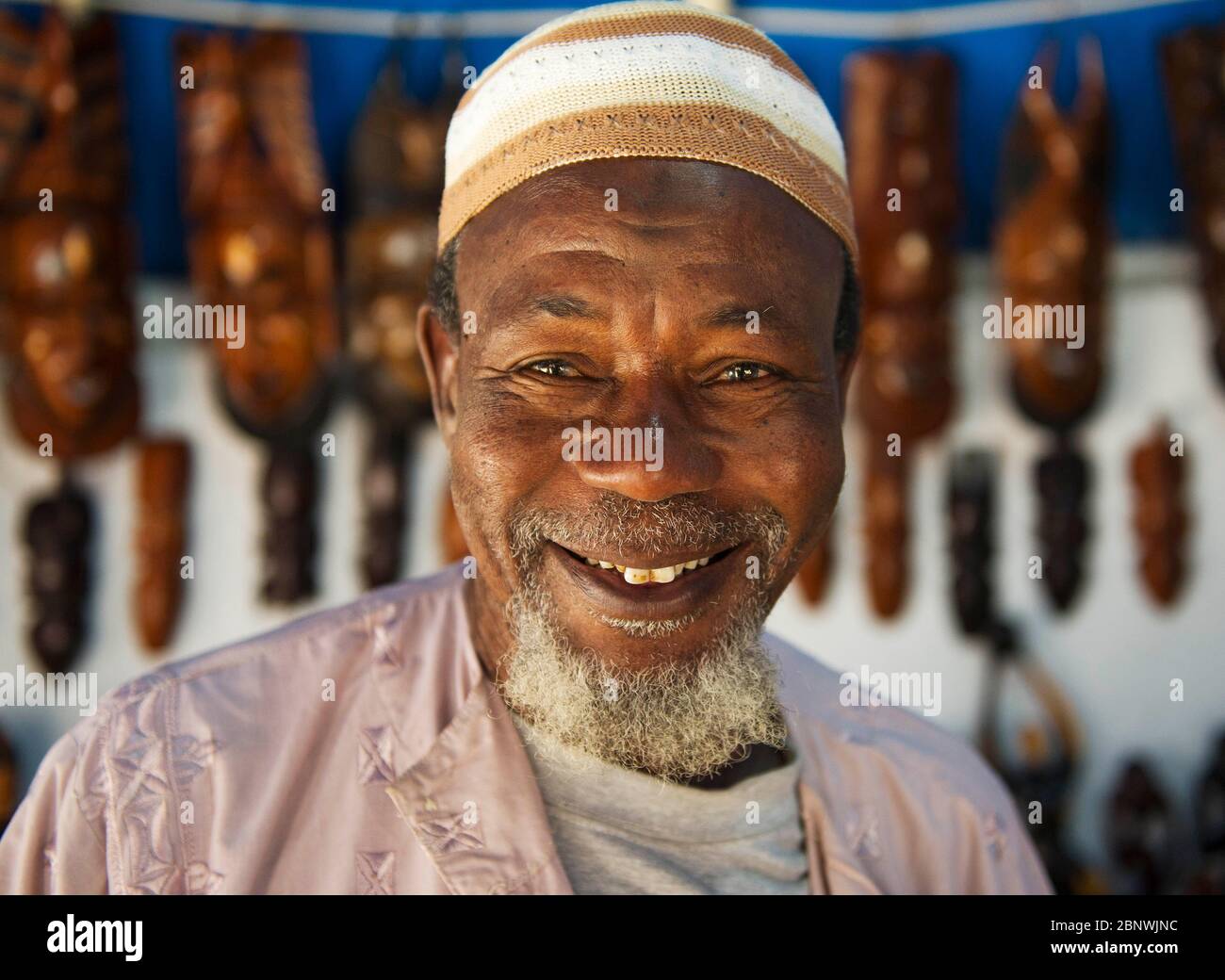 Un sénégalais pose une photo de son stalle de sculpture sur bois à Dakar Sénégal. Banque D'Images