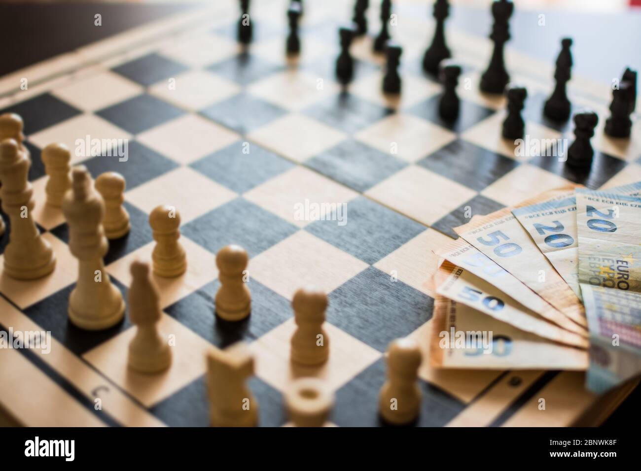 le chessboard prêt à commencer le jeu et à pike sur un côté. Banque D'Images