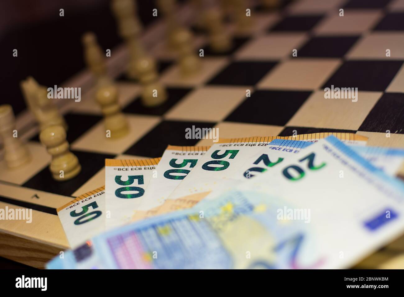 le chessboard prêt à commencer le jeu et à pike sur un côté. Banque D'Images