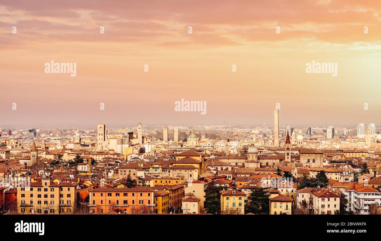 Bologne, paysage urbain au coucher du soleil avec espace publicitaire. Emilie Romagne, Italie Banque D'Images