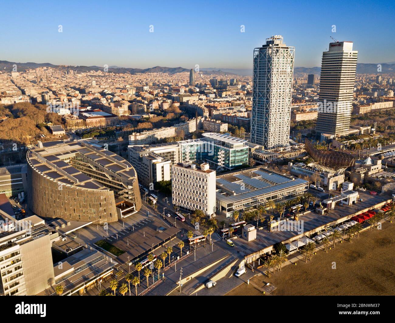 Tours jumelles Tour Mapfre et Hotel Arts vue aérienne Barcelone Catalogne Espagne. Les tours jumelles sur la ligne d'horizon de Barcelone sont la Torre Mapfre - wh Banque D'Images