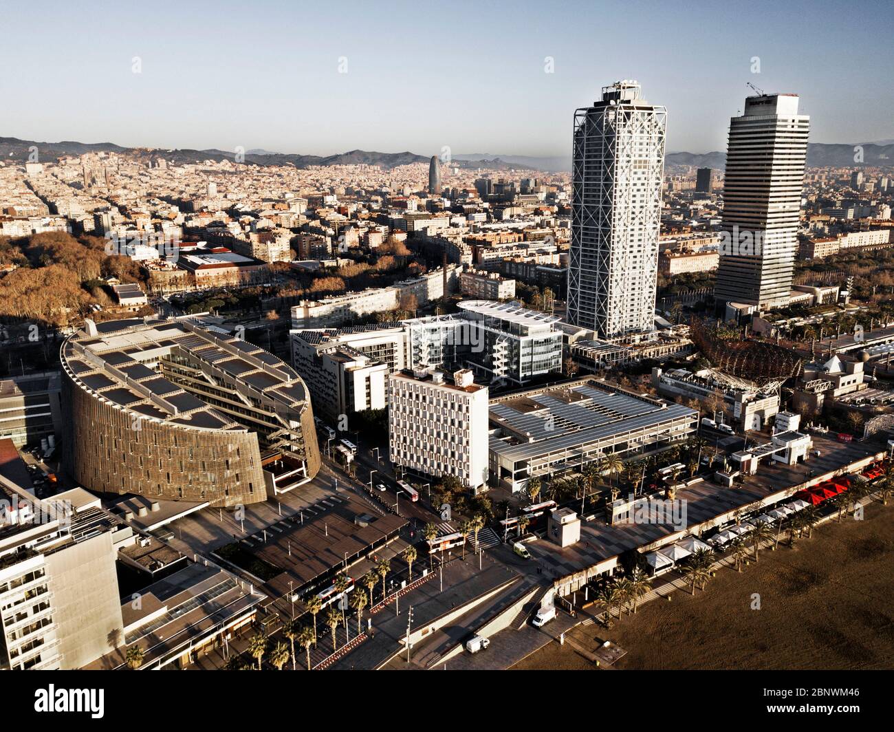 Tours jumelles Tour Mapfre et Hotel Arts vue aérienne Barcelone Catalogne Espagne. Les tours jumelles sur la ligne d'horizon de Barcelone sont la Torre Mapfre - wh Banque D'Images