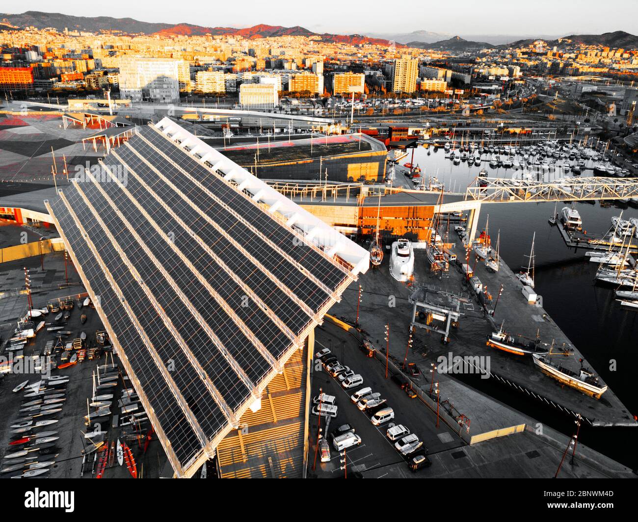 Pergola photovoltaïque, Diagonal Mar, Waterfront, vue aérienne Barcelone Catalogne Espagne. La conception globale a été réalisée par Jose Antonio Martinez Lagena Banque D'Images