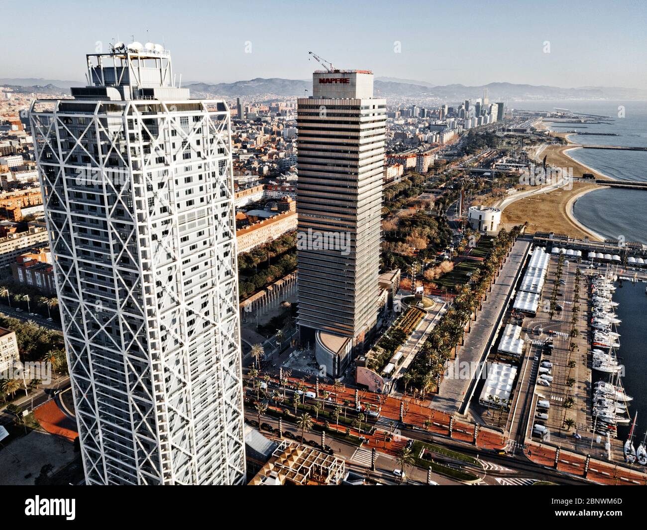 Tours jumelles Tour Mapfre et Hôtel Arts et port vue aérienne Barcelone Catalogne Espagne. Les tours jumelles sur la ligne d'horizon de Barcelone sont la Torre Ma Banque D'Images