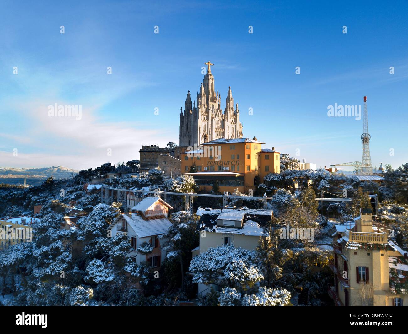 Collserola montagne Tibidabo parc d'attractions et athe temple d'Expiatoire du Sacré coeur vue erial Barcelone Catalogne Espagne Banque D'Images